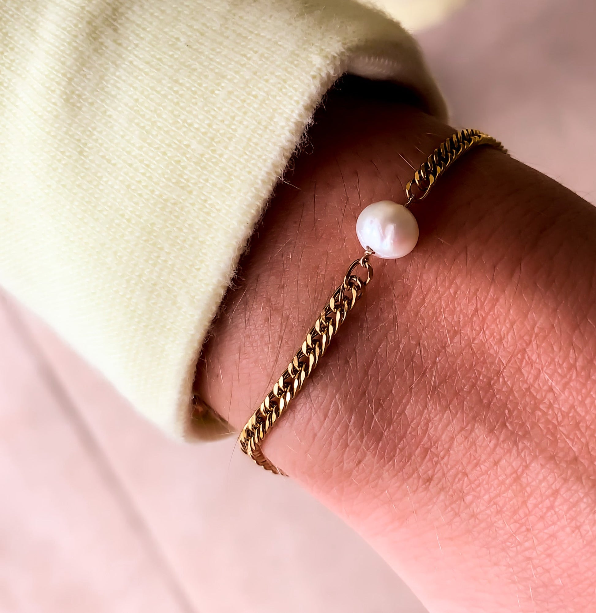 DRIP JEWELRY Bracelets Pearl on feather bracelet